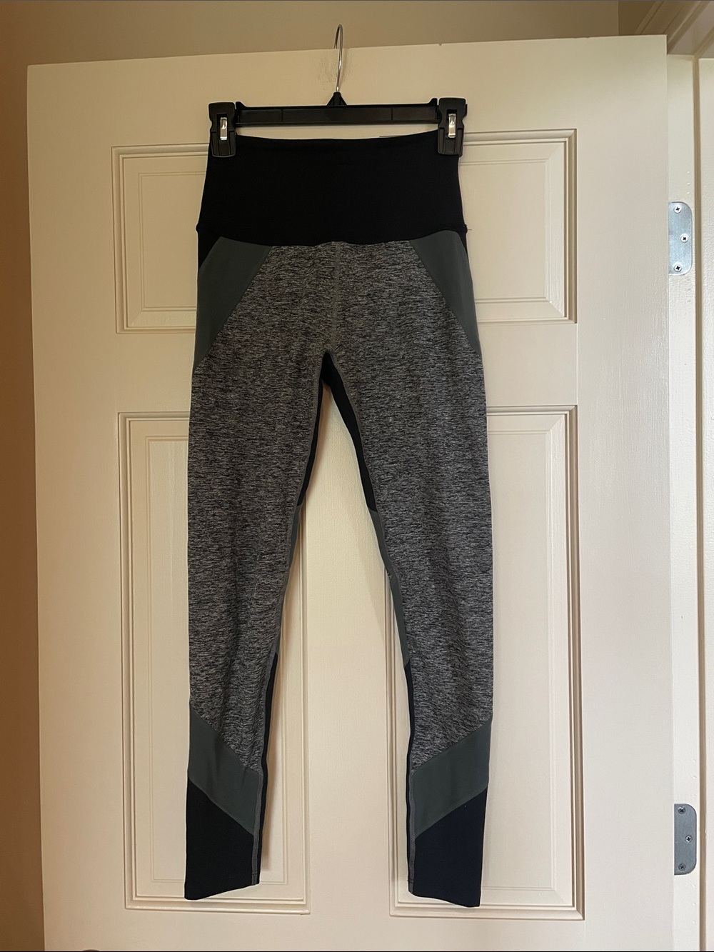 Beyond Yoga High-Waist Colorblock Leggings in Black, Gray, Green